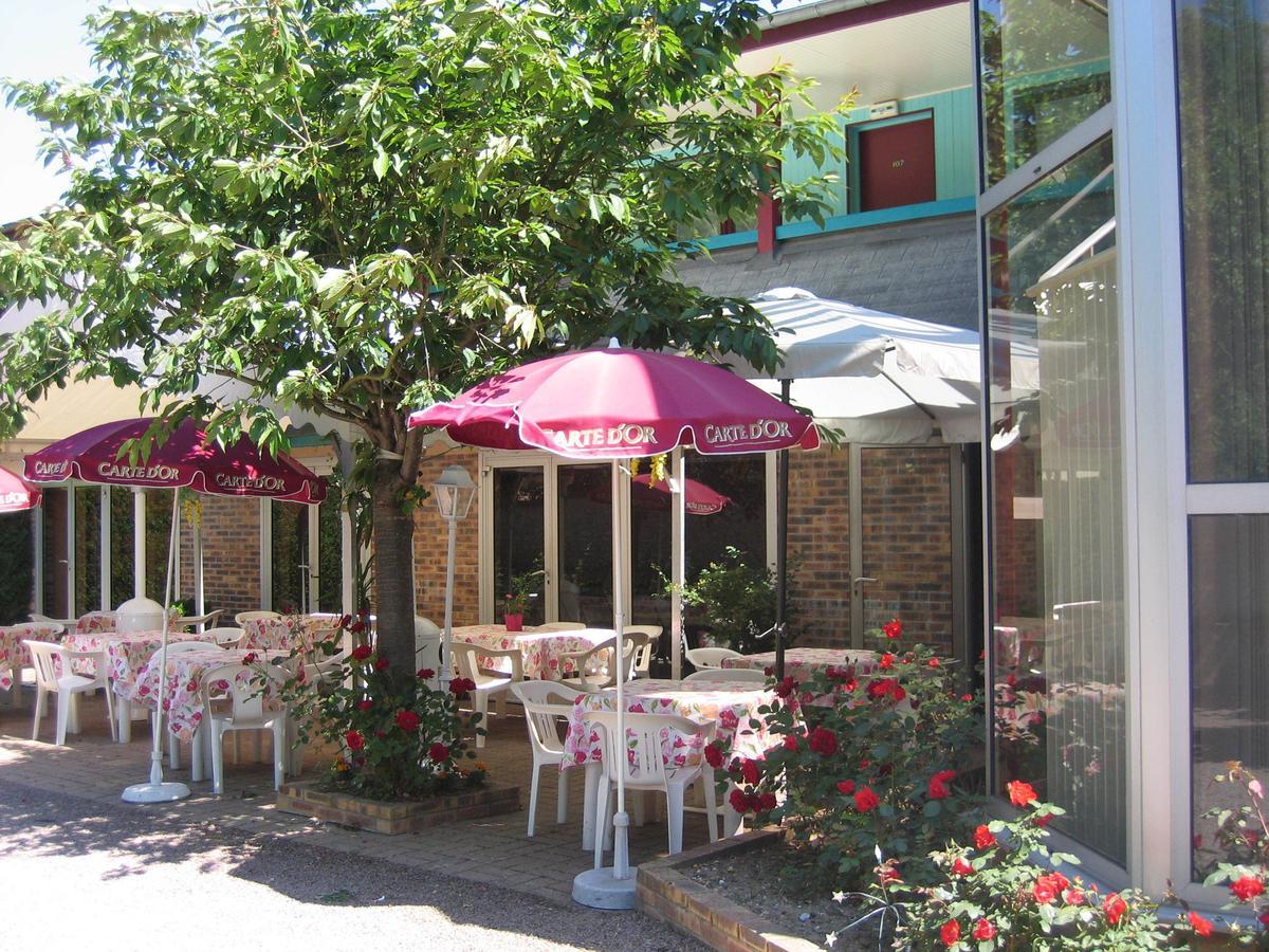 Hotel Les Deux Sapins Cailly-sur-Eure Exterior foto